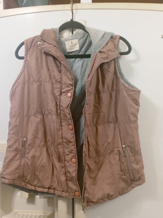 Jade &Ivory Jackets & Blazers - Women’s Quilted Hooded Vest in Mauve Pink - Lightweight Layering
